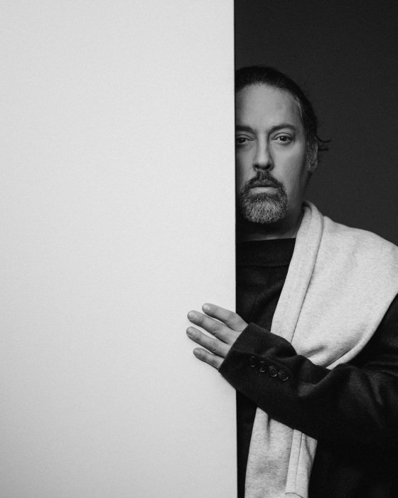 Шоумен и певец Дмитрий Коляденко Дмитрий Колядеденко работал преподавателем хореографии