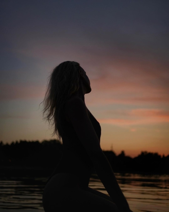 Леся Никитюк произвела фурор горячим снимком на закате - фото №1
