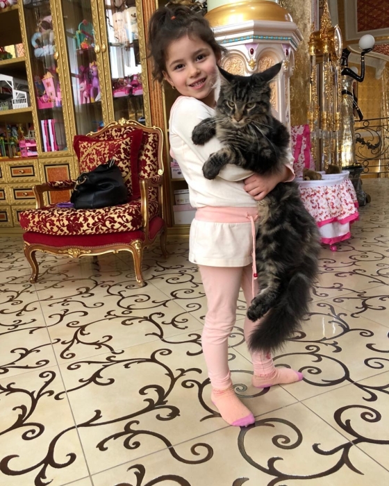 Дочь Камалии с котом