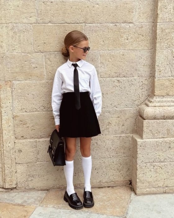 Стильные образы для девочек в школу.