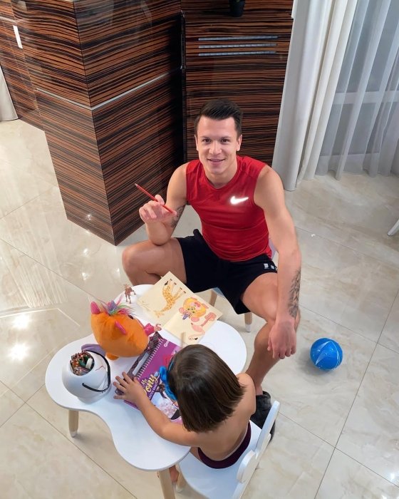 Евгений Коноплянка и дочь, фото