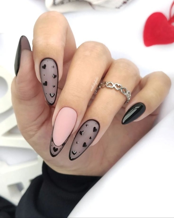 Черные ногти в сердечки: самый модный маникюр на День Валентина 2024 (ФОТО) - фото №16