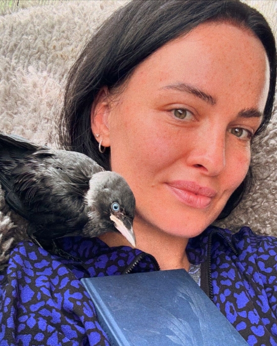 Даша Астафʼєва врятувала пташеня