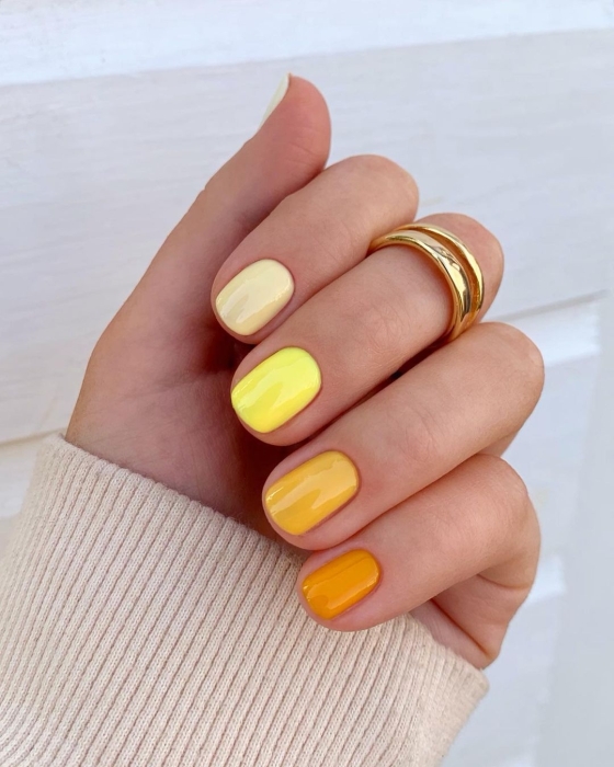 Желтый градиент на ногтях