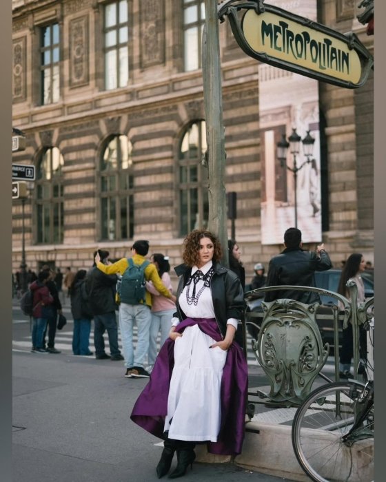 Оля Цыбульская в новом образе в Париже. Оля Цыбульская поразила Сеть смелым образом в Париже