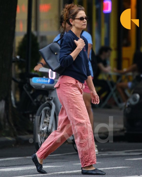 Кеті Голмс показала, з чим носити чорні балетки