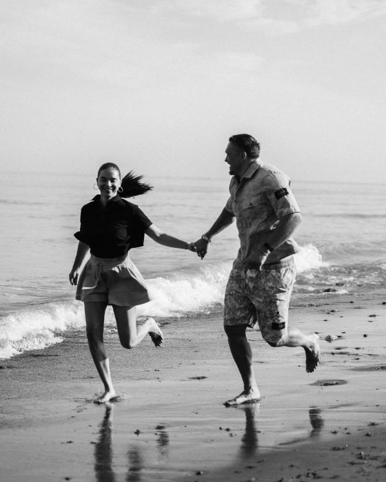 Усик с супругой на побережье Испании. Фото instagram.com/usyk_kate1505