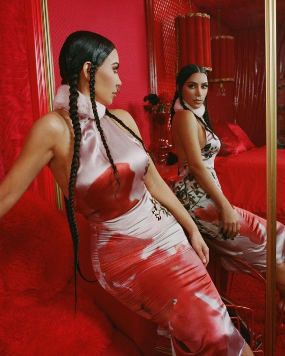 В образе гейши: Ким Кардашьян снялась показала яркие фото с новой рекламы своего бренда - фото №2