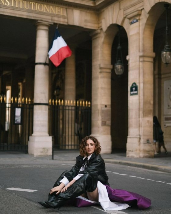 Оля Цыбульская в новом образе в Париже. Оля Цыбульская поразила Сеть смелым образом в Париже