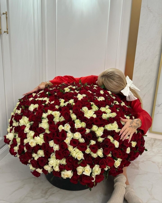 "Ни ума, ни совести": блогерша Верба нарвалась на "комлименты" из-за букета из 1001 розы, который она не может поднять (ФОТО) - фото №2