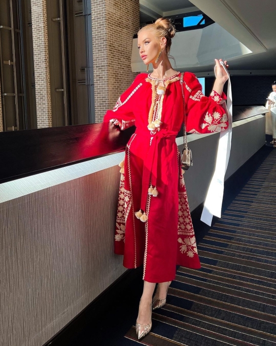 Виктория Апанасенко в красном вышитом платье