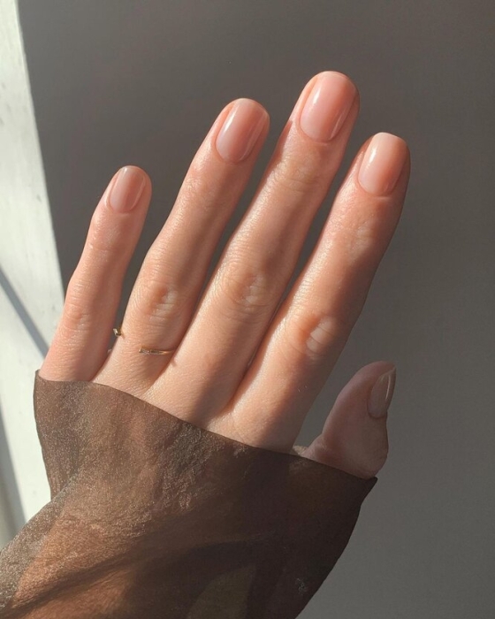 "Голые" ногти: 8 идей стильного маникюра с прозрачным лаком (ФОТО) - фото №5