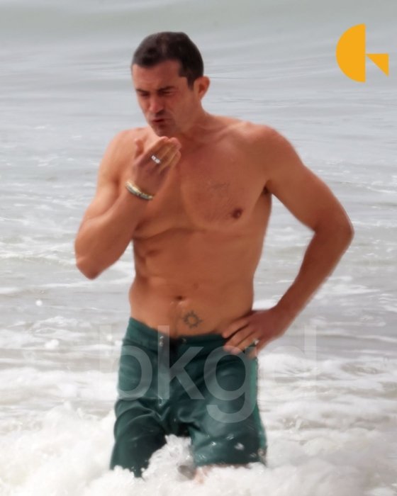 Орландо Блум показал свою фигуру на пляже – новые фото актера