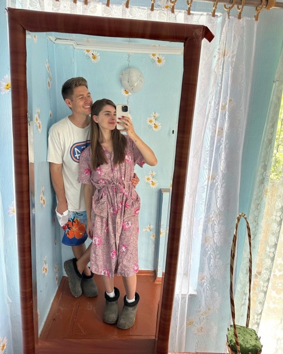В сельских аутфитах: Остапчук с молодой женой похвастались новым стилем - фото №2