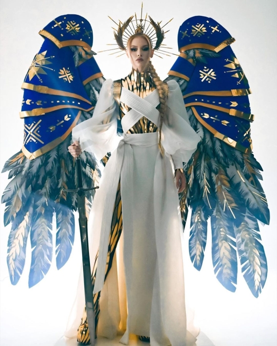 С крыльями и мечом: Виктория Апанасенко в символическом образе представила Украину на полуфинале "Мисс Вселенная-2022" - фото №1