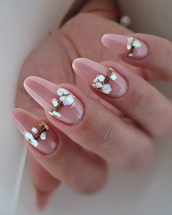 Цветочный маникюр на март 2026