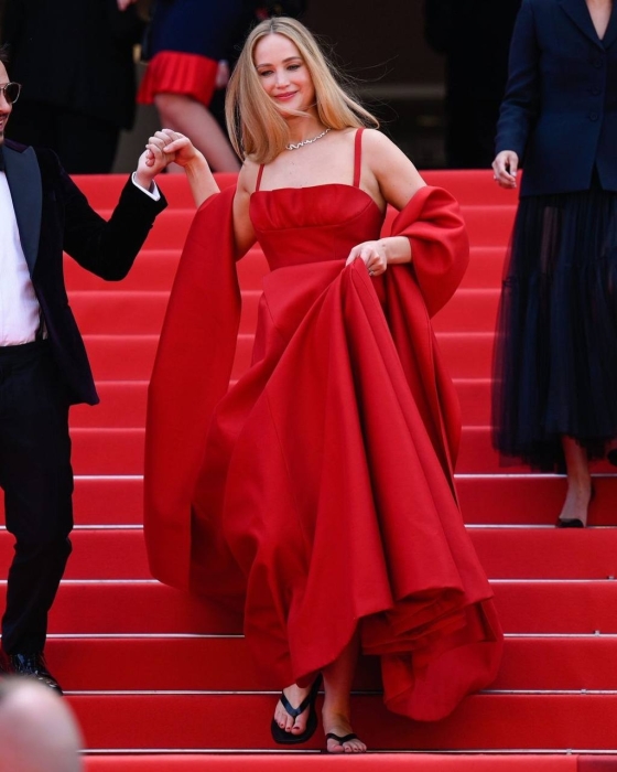 Шльопки під вечірню сукню від Dior! Дженніфер Лоуренс шокувала незвичайним вбранням у Каннах (ФОТО) - фото №1