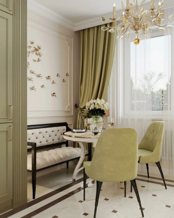 Комната с оливковыми шторами и стульями.