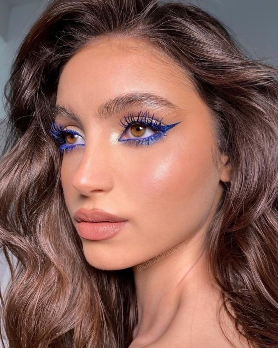 Макияж с цветными стрелками.