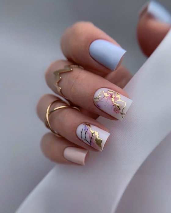 Універсальний манікюр на весну 2025