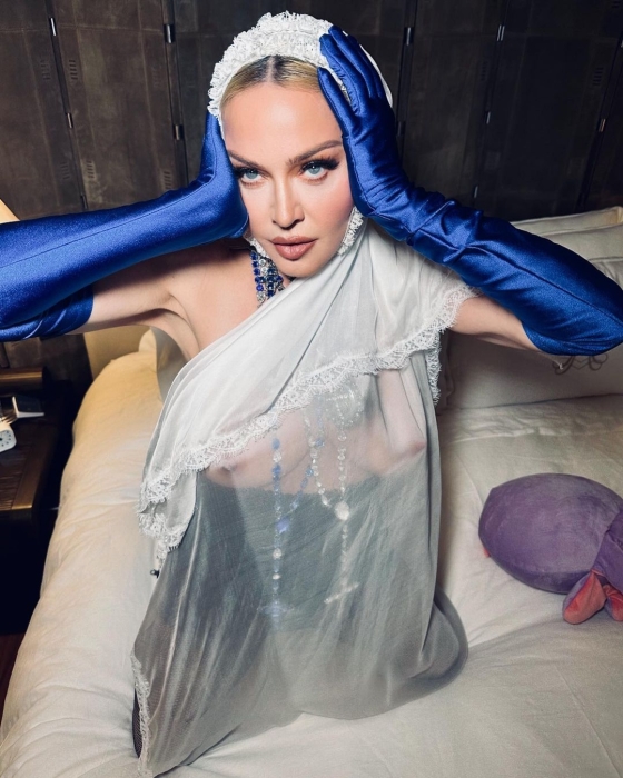65-річна Мадонна засвітила оголені груди в гарячій фотосесії в ліжку (ФОТО) - фото №2