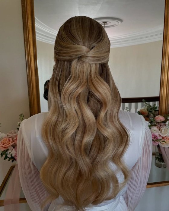 Красиві та прості зачіски на випускний 2025, фото
