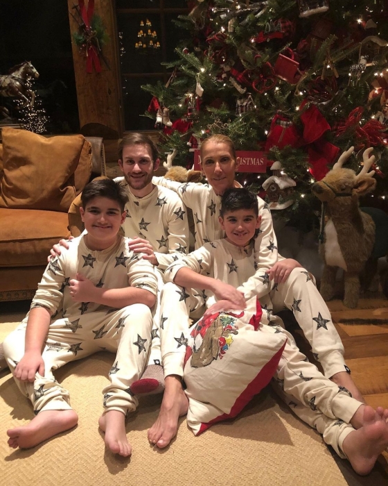 Селин Дион показала редкое фото с тремя подросшими сыновьями и поздравила с рождественскими праздниками (ФОТО) - фото №1