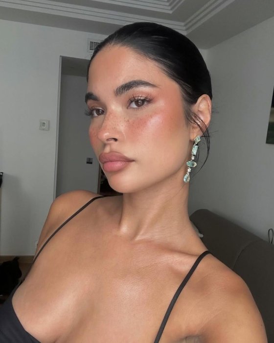 Модный макияж с эффектом загара.