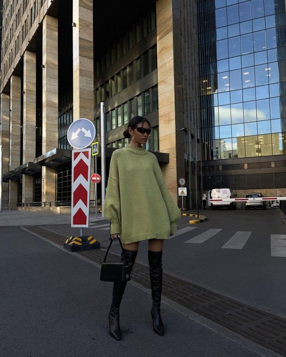 Модний светр фісташкового кольору на осінь 2025, фото