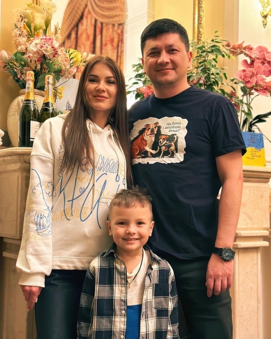 Две дочери остались за кадром: Виталий Ким показал красавицу-жену и сына (ФОТО) - фото №2