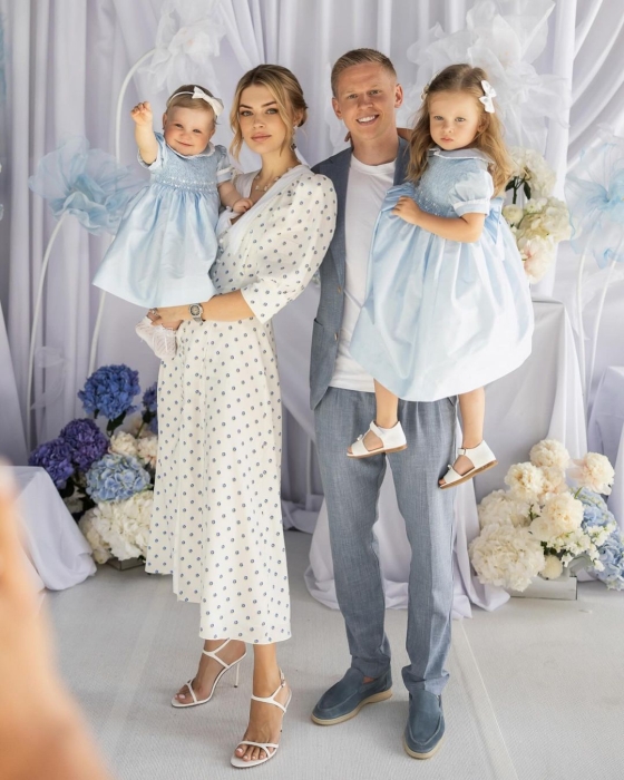 Олександр Зінченко з дружиною та доньками, фото