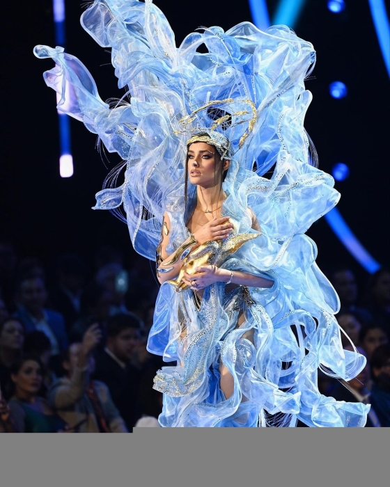 На сцене конкурса "Мисс Вселенная" Ангелина Усанова представила национальный костюм, полный символизма (ВИДЕО) - фото №3