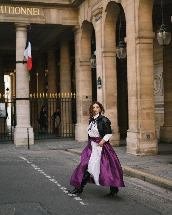 Оля Цыбульская в новом образе в Париже. Оля Цыбульская поразила Сеть смелым образом в Париже