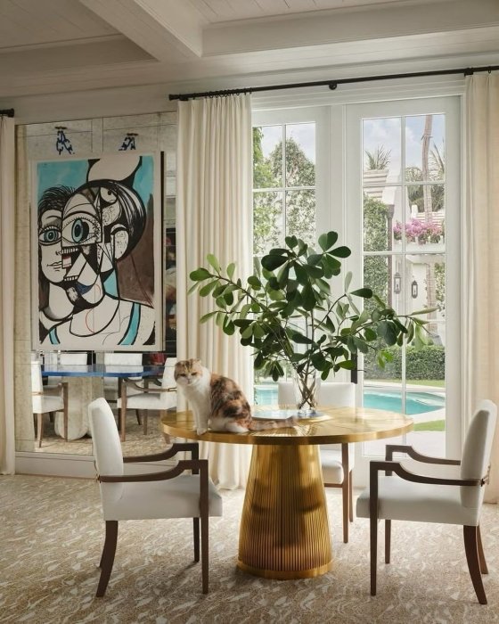 Білий інтер’єр та золотий акцент у їдальні