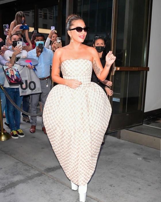 Королева эпатажа: Леди Гага вышла в свет в "платье-парашюте" и экстремально высоких ботильонах (ФОТО) - фото №2