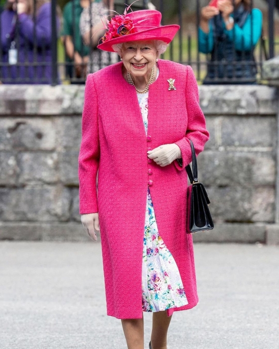Королева выбирает розовый: Елизавета II восхитила новым выходом в женственном образе (ФОТО) - фото №1