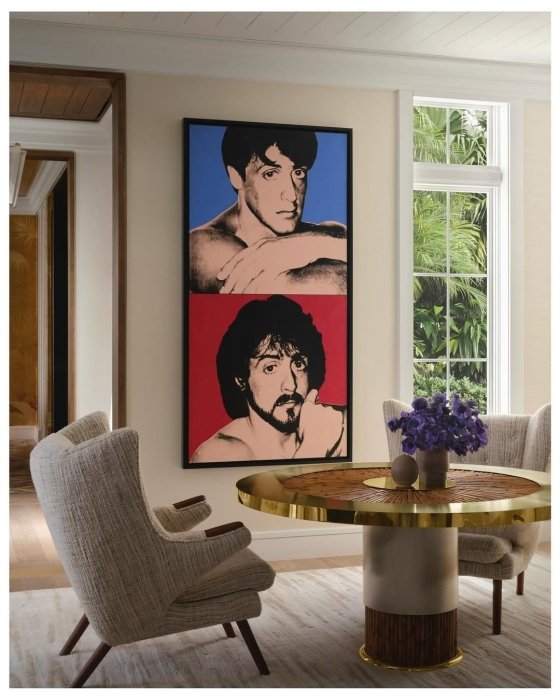 Картини актора на стіні та затишні крісла