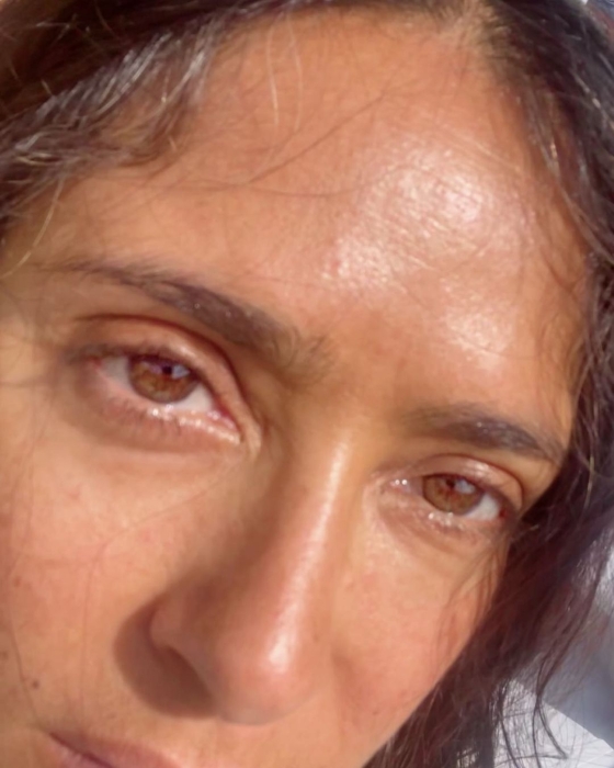 Без фильтров и украшений, только седина и морщины: 56-летняя Сальма Гаек показала лицо вблизи (ФОТО) - фото №1