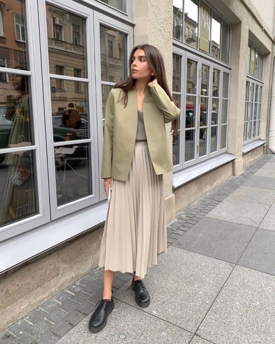 Спідниця плісе в осінніх образах 2025, фото