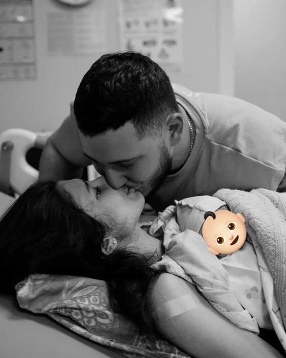 Самвел Туманян з дружиною та новонародженим сином. Фото: instagram.com/samvel_official