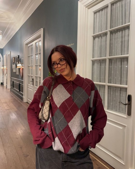 Модный свитер с ромбами.