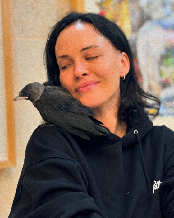 Даша Астафʼєва врятувала пташеня