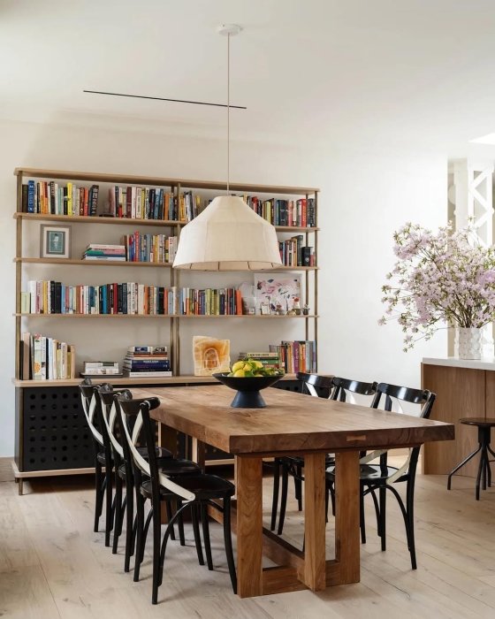 Кімната з полицею для книг