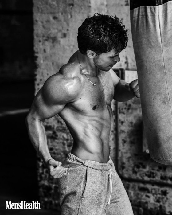 Остін Батлер знявся для відомого чоловічого журналу