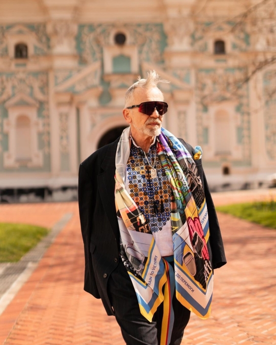 Оригинально поддерживает Украину уже год: известный немецкий стилист приехал в Киев (ФОТО) - фото №1