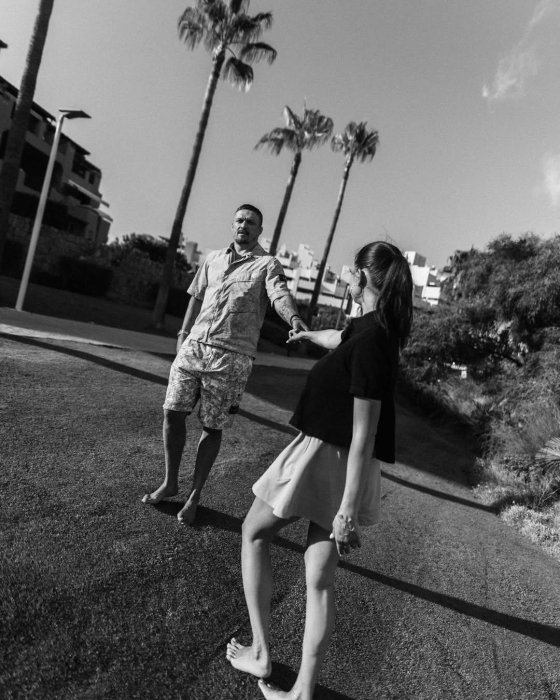 Усик с супругой на побережье Испании. Фото instagram.com/usyk_kate1505