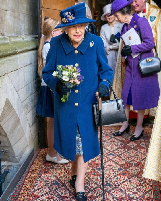 Королева Елизавета впервые появилась на публике с тростью (ФОТО) - фото №2