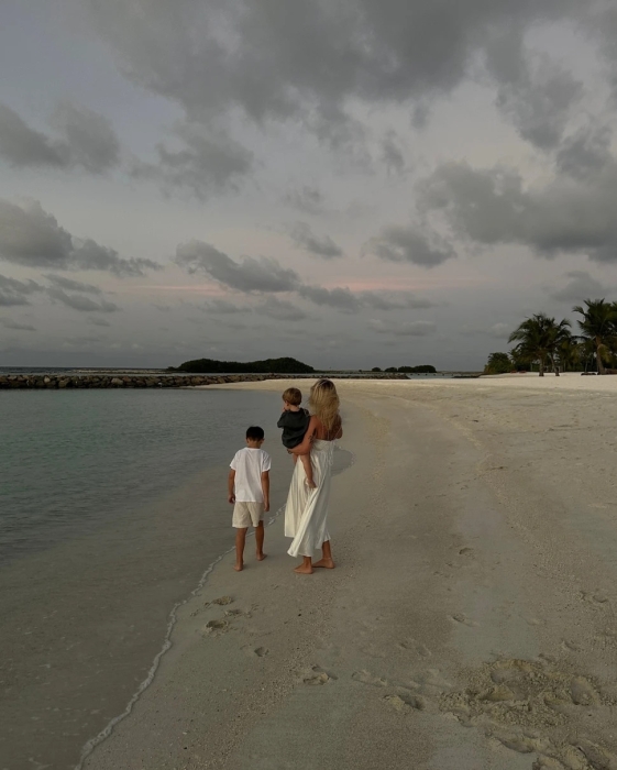 Поехал волонтером в Польшу, а оказался на Мальдивах в роли туриста: мужа Прентковича осудили за "тайный" отдых - фото №3