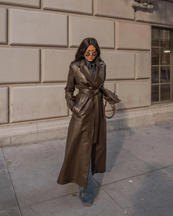 Кожаный женский плащ на осень 2025, фото