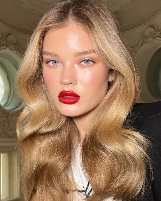 Модные прически на новый год 2026 — фото